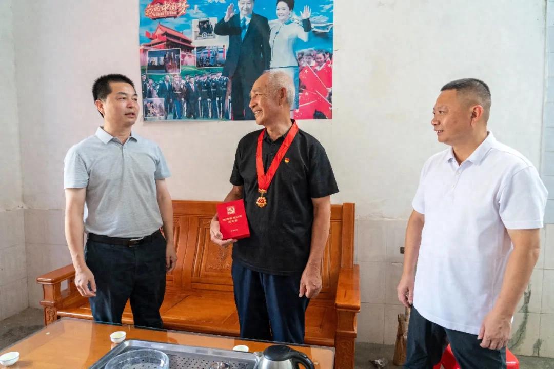 連城縣領(lǐng)導(dǎo)“七一”前夕走訪慰問基層黨員