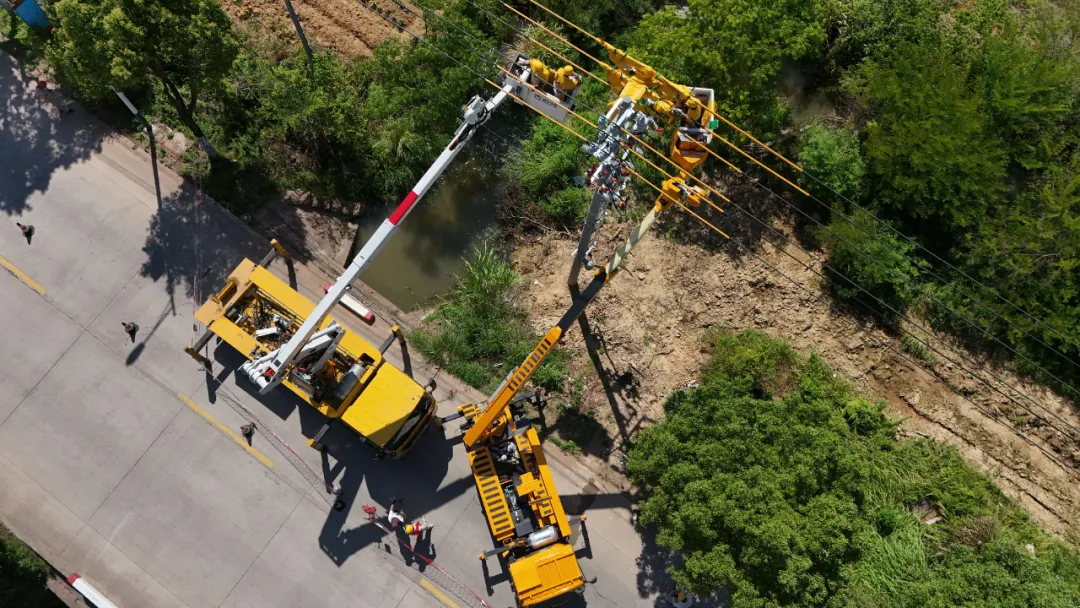 連城：高溫下帶電作業 確保電力迎峰度夏