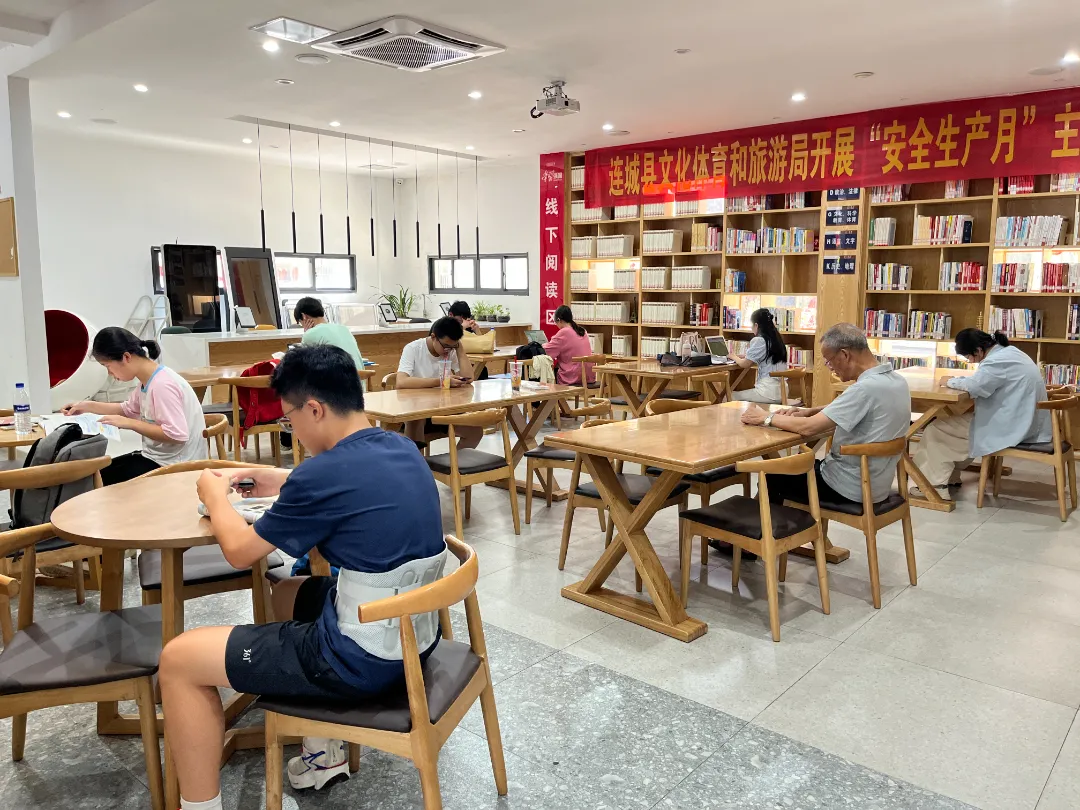 【冠豸山下是我家】連城：暑期“讀書熱”持續升溫 書香伴市民清涼度夏