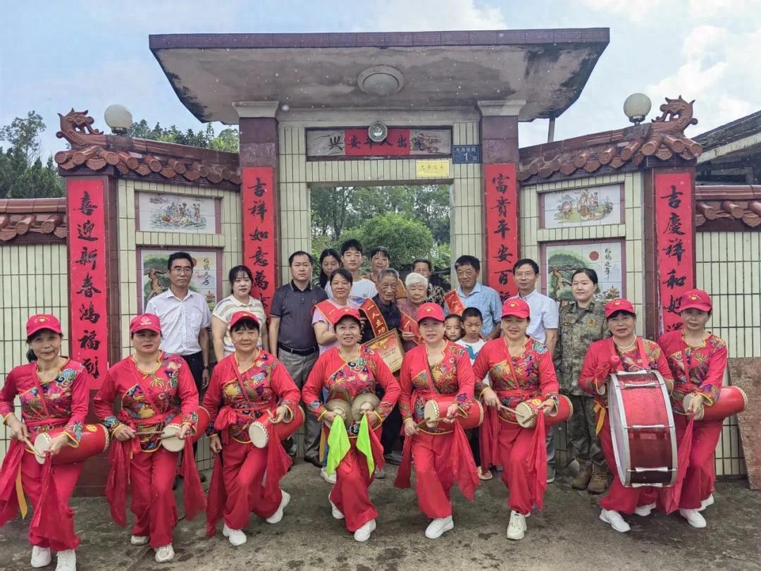 喜報敲鑼打鼓送到家！連城三等功+2！